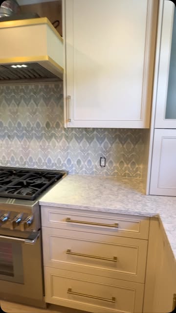 Lattice mosaic backsplash behind a gas range