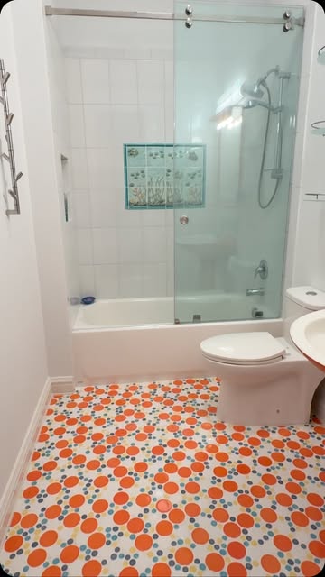 Bathroom floor in a white and orange circle mosaic